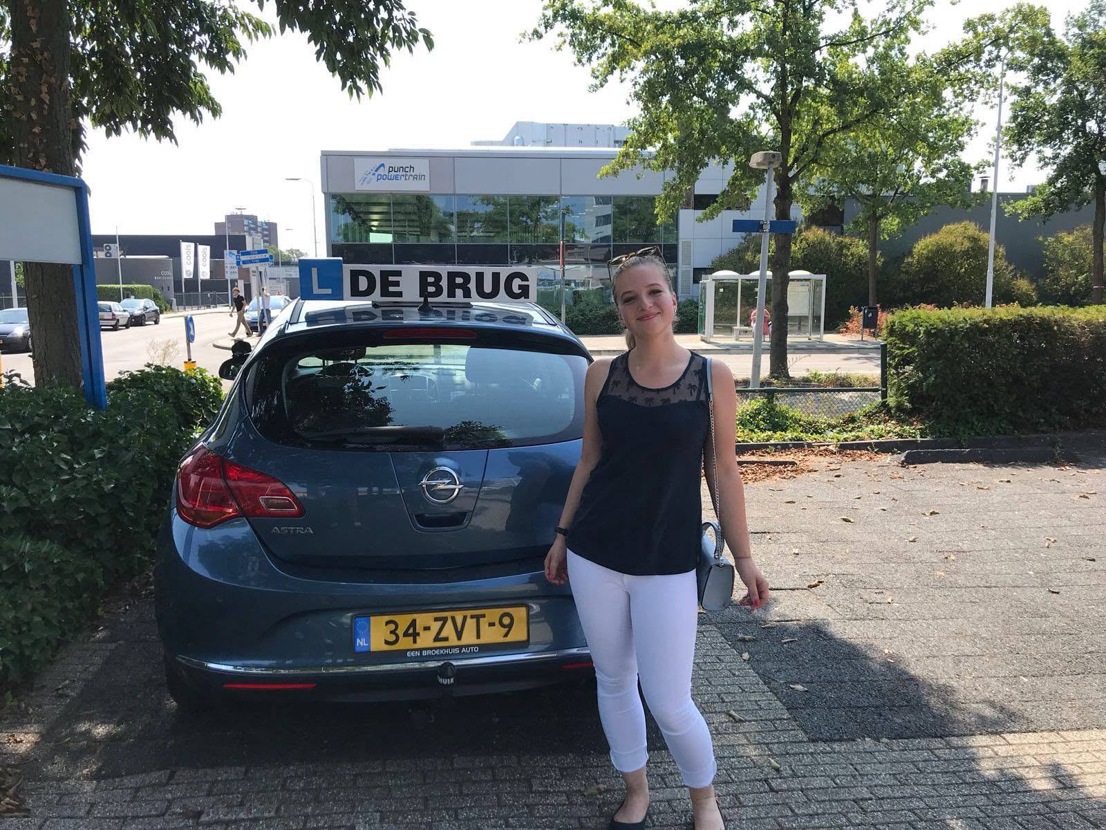 Geslaagde leerlinge naast de lesauto van Autorijschool De Brug