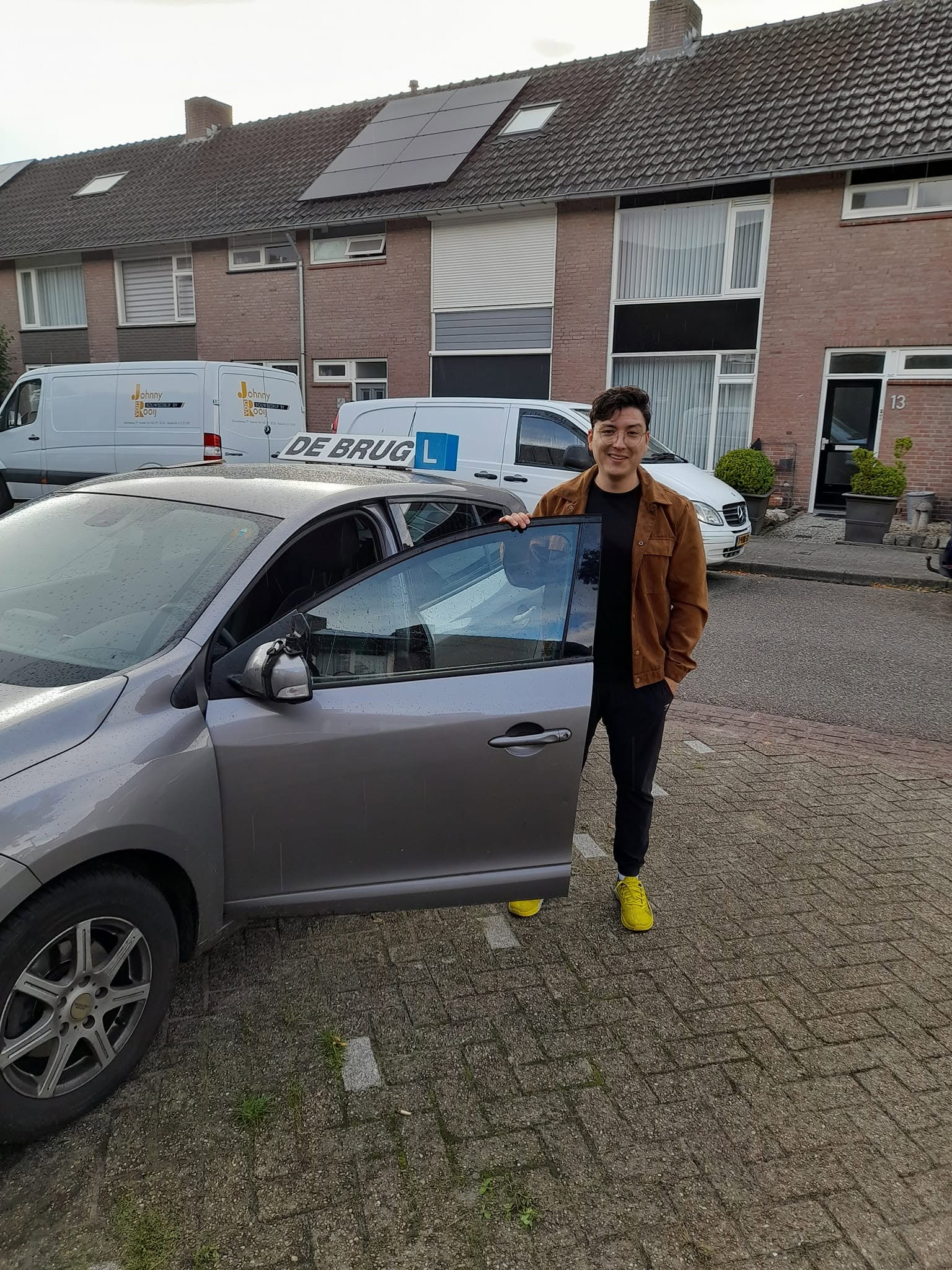 Geslaagde leerling stapt uit de lesauto van Autorijschool De Brug
